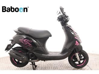 krockskadad bil bromfiets Piaggio  Zip 45KM 2024/5