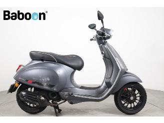 krockskadad bil bromfiets Vespa  Sprint 45KM 2018/12