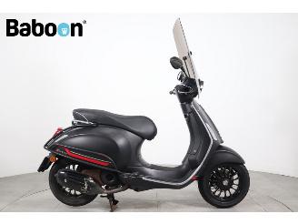 krockskadad bil bromfiets Vespa  Sprint 25KM 2021/4