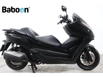 krockskadad bil motor Honda R 100 Forza 300 C-ABS 2013/8