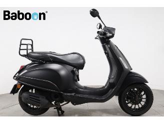krockskadad bil bromfiets Vespa  Sprint 4T Notte 45KM 2020/1