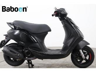 skadebil bromfiets Piaggio  Zip 45KM 2025/1