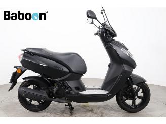 skadebil bromfiets Peugeot  Kisbee S 25KM Black edition 2025/6