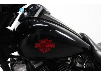 Harley-Davidson  FLHX 107 Street Glide picture 12