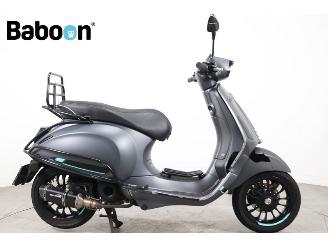 krockskadad bil bromfiets Vespa  Sprint 25KM 2021/3