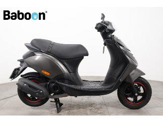 krockskadad bil bromfiets Piaggio  Zip 45KM 2021/8