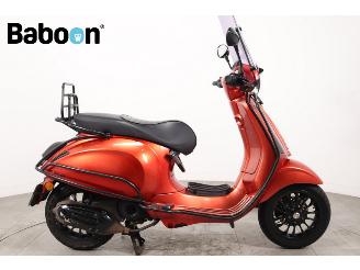 krockskadad bil bromfiets Vespa  Sprint 25KM 2020/2