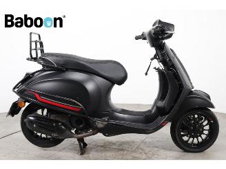 krockskadad bil bromfiets Vespa  Sprint 25KM 2021/2