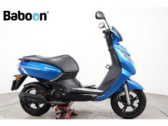 krockskadad bil bromfiets Peugeot  Kisbee Active 45KM 2022/3