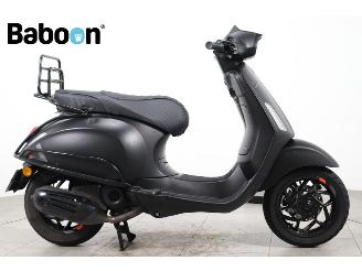 krockskadad bil bromfiets Vespa Sprint 45KM  2024/5