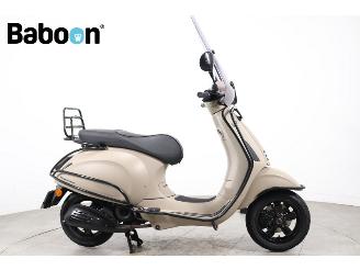 skadebil bromfiets Vespa  Primavera 25KM 2017/12