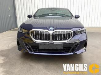 Vrakbiler auto BMW 5-serie 5 serie (G60), Sedan, 2023 530e 2.0 TwinPower Turbo 16V 2024/5