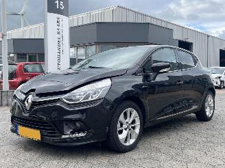 Vaurioauto  passenger cars Renault Clio 0.9 TCe Limited 2016/11
