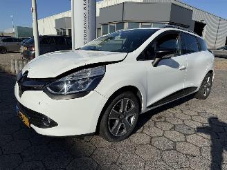 Vaurioauto  passenger cars Renault Clio Estate 0.9 TCe Night&Day 2015/8