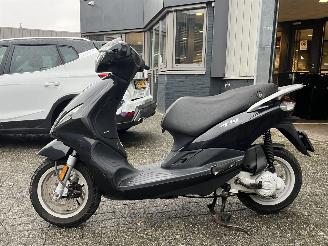 skadebil bromfiets Piaggio  Fly 2016/9
