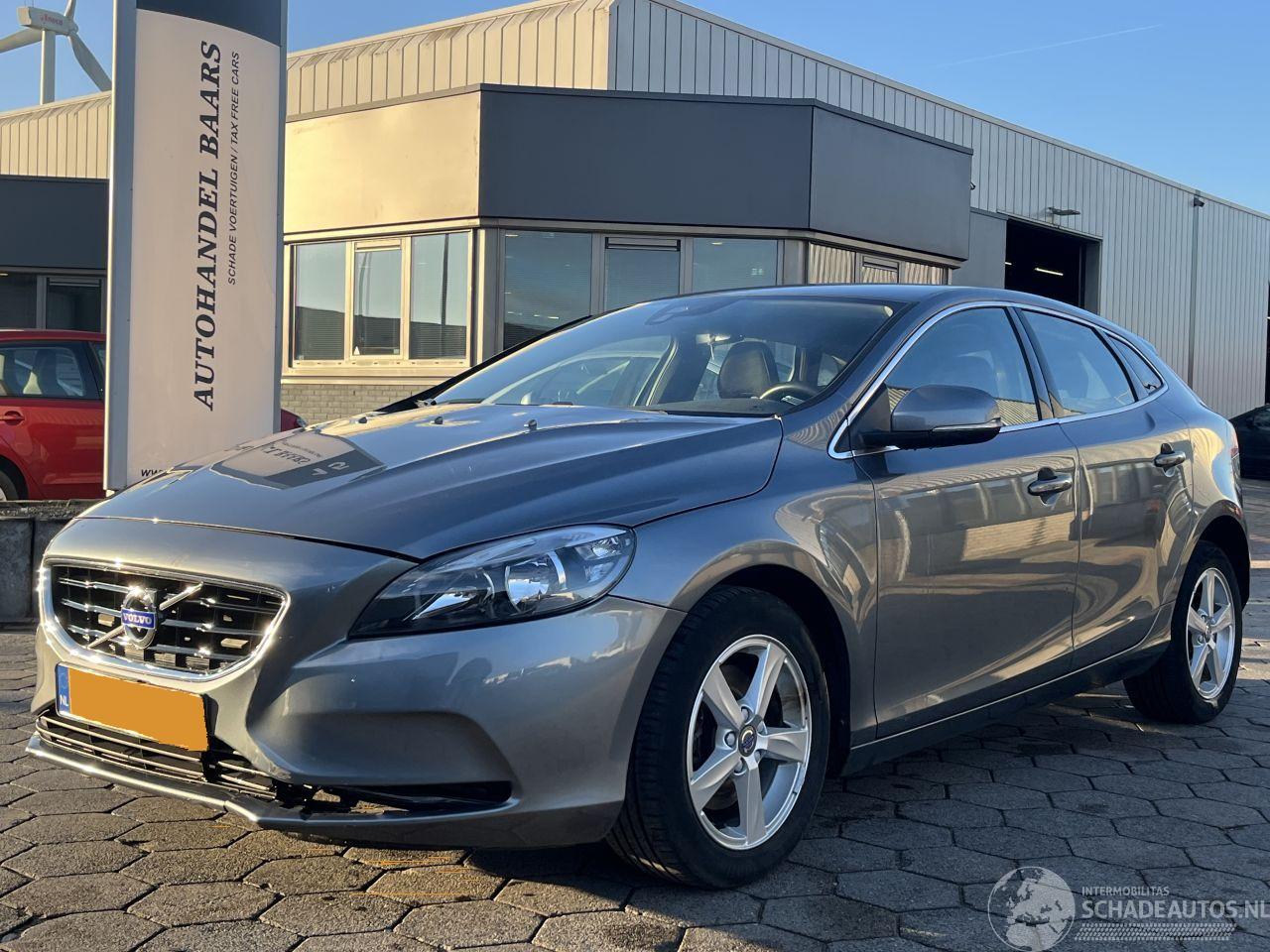 Volvo V-40 2.0 T2 R-Design