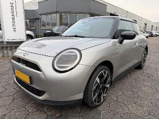 krockskadad bil auto Mini Cooper E Favoured L 40.7 kWh 2024/1