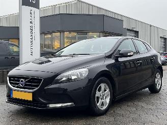 Vaurioauto  passenger cars Volvo V-40 1.6 D2 Summum 2015/1