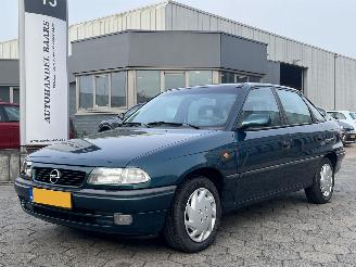 skadebil auto Opel Astra 1.6i Edition 1998/3