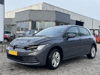 Schadeauto Volkswagen Golf 1.0 eTSI Life Business 2021/9