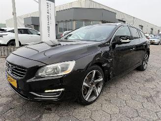 Coche accidentado Volvo V-60 2.4 D6 AWD Plug-In Hybrid Summum 2013/10