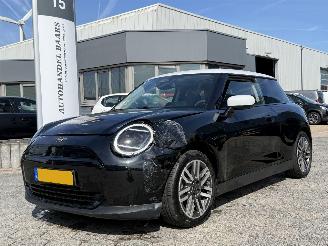 Coche accidentado Mini Cooper Cooper E Classic L 40.7 kWh PANO AUTOMAAT 2024/9