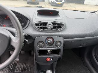 Renault Clio 1.2-16V Authentique picture 22