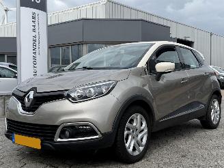 Damaged car Renault Captur 1.2 TCe Dynamique AUTOMAAT NAP!!!!! 2013/9