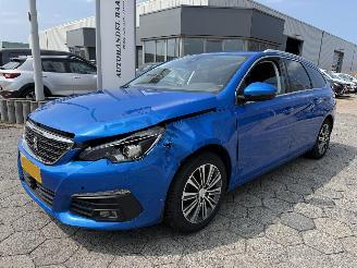 Vaurioauto  passenger cars Peugeot 308 SW 1.2 PureTech Blue Lease Allure 2021/1