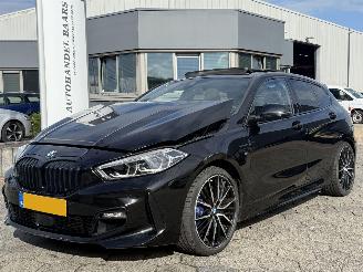 skadebil auto BMW 1-serie 118i M AUTOMAAT PANO 2021/2