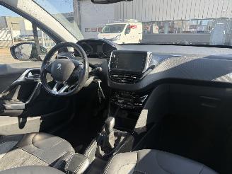 Peugeot 2008 1.2 PureTech Allure picture 12