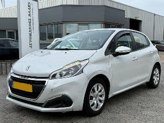 Vaurioauto  passenger cars Peugeot 208 1.2 PureTech Active 2015/11