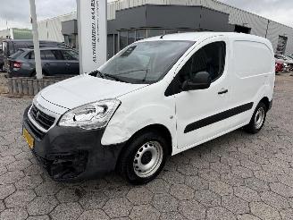 krockskadad bil bedrijf Peugeot Partner 120 1.6 BlueHDi 75 L1 XR 2017/1