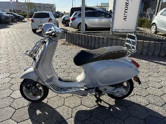 krockskadad bil bromfiets Vespa  Primavera 2T 2015/8