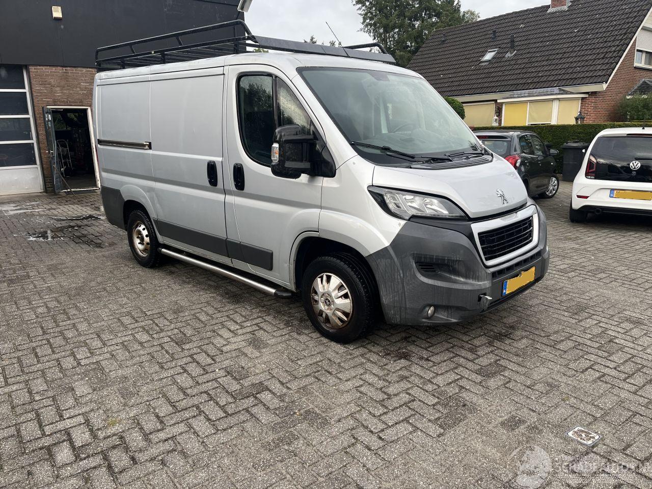 Peugeot Boxer 330 2.2 HDI L1H1 Première
