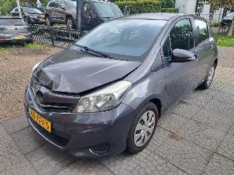 Toyota Yaris 1.3i automaat picture 2