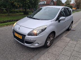 damaged passenger cars Renault Mégane Scénic 1.6i celcium 2010/7