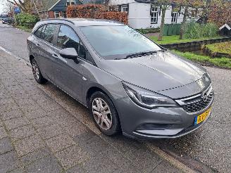 Schadeauto Opel Astra SPORTS TOURER 1.0i online edition 2018/1