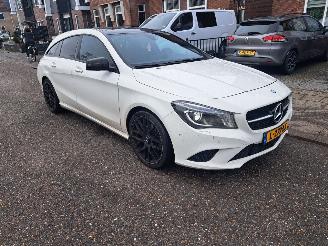 krockskadad bil auto Mercedes Cla-klasse 180  automaat pannodak 2015/7