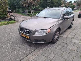 uszkodzony samochody osobowe Volvo V-70 1.6i T4 limited edition 2012/6