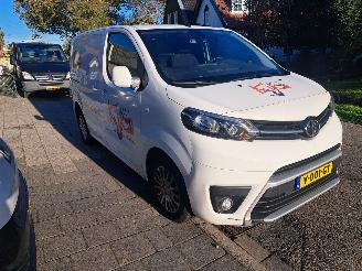 krockskadad bil bedrijf Toyota Proace Compact 2.0 D-4D profession 2017/6