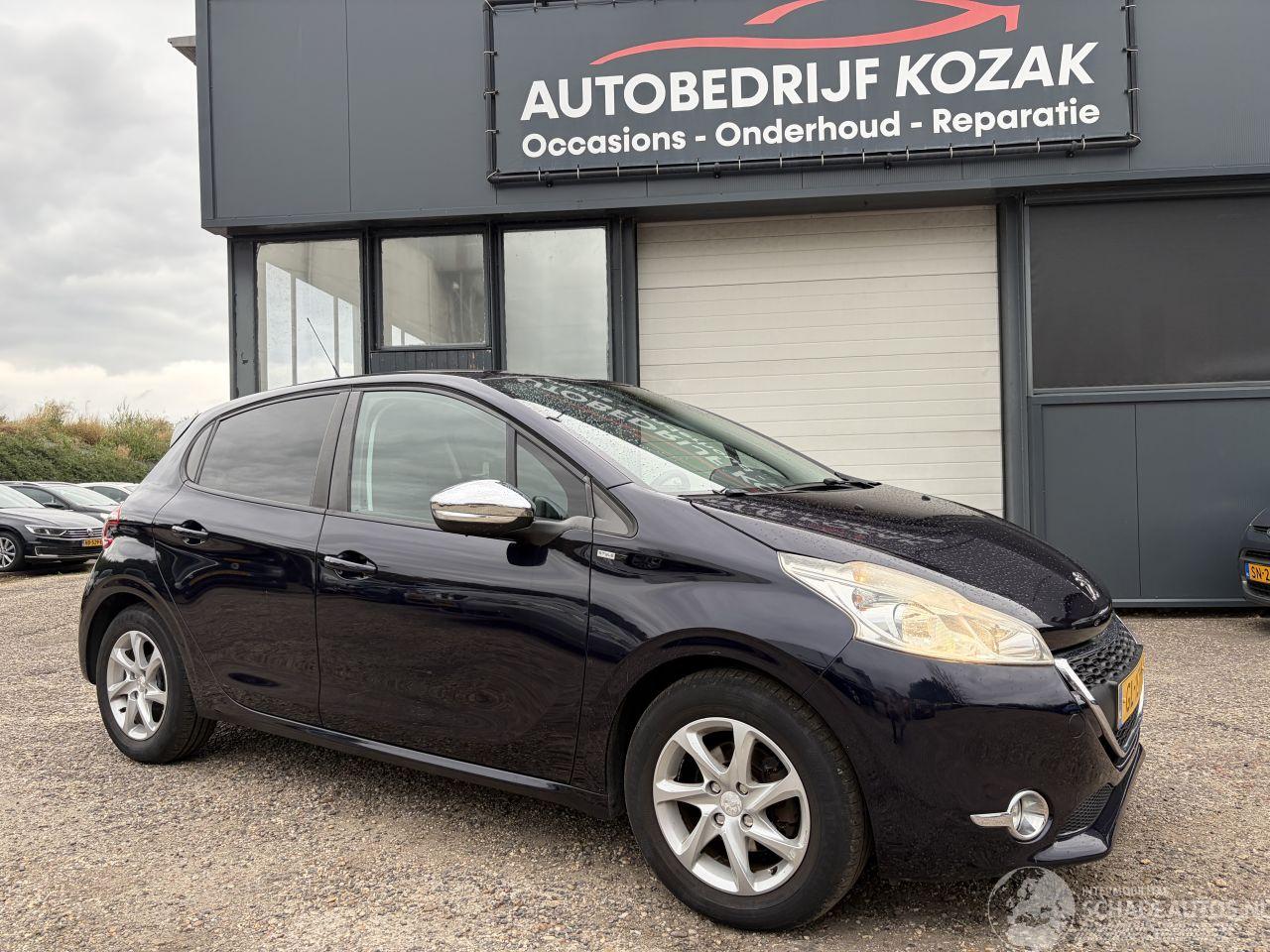 Peugeot 208 1.2 PureTech Style AUTOMAAT CRUISE NAVI