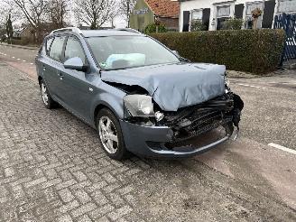 krockskadad bil bedrijf Kia Cee d 1.4-16V 2009/3