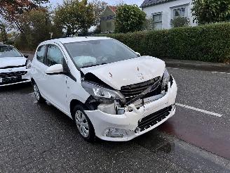 Damaged car Peugeot 108 1.0-12V 2016/4