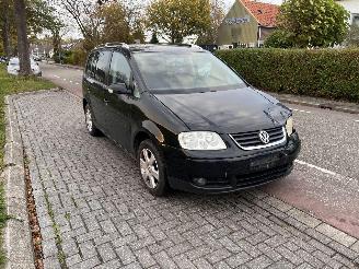 Vaurioauto  passenger cars Volkswagen Touran 2.0 FSi 2004/6