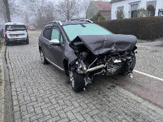 Voiture accidenté Peugeot 2008 1.2 Vti 2014/1