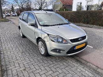 Salvage car Ford Focus 1.8-16V 2009/10