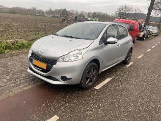 Peugeot 208 1.2 VTi picture 2