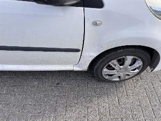 Peugeot 107 1.0-12V picture 7