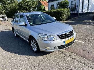 krockskadad bil auto Skoda Octavia 1.2 TSi  AUTOMAAT 2010/10